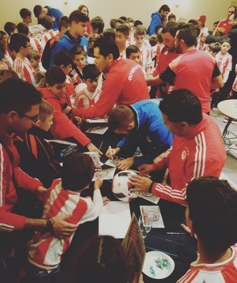 100 τυχερά παιδιά που γνώρισαν χθές τους ποδοσφαιριστές του Ολυμπιακού Πειραιώς